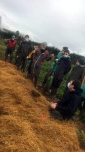 Alexis, compagnon de Lucie, explique aux CAPa MA les objectifs de cette plantation et comment procéder. -MFR PUY SEC-