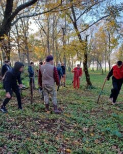 Vie résidentielle au CFA MFR PUY SEC Plantation d'arbuste dans le bois