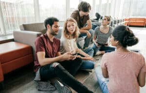 Vivre-a-la-MFR-groupe-de-jeunes-discussion-1